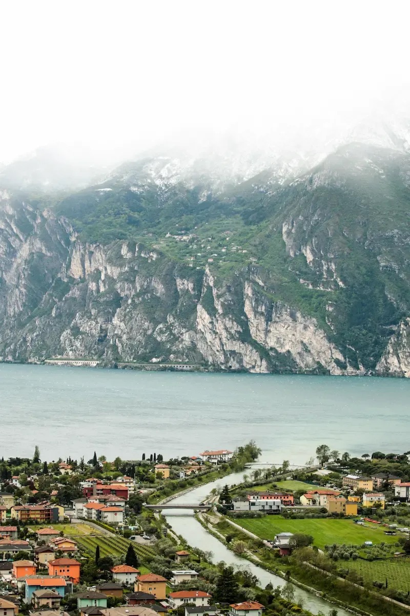 Byen Riva del Garda for enden af Gardasøen, klipper der falder ned mod vandet