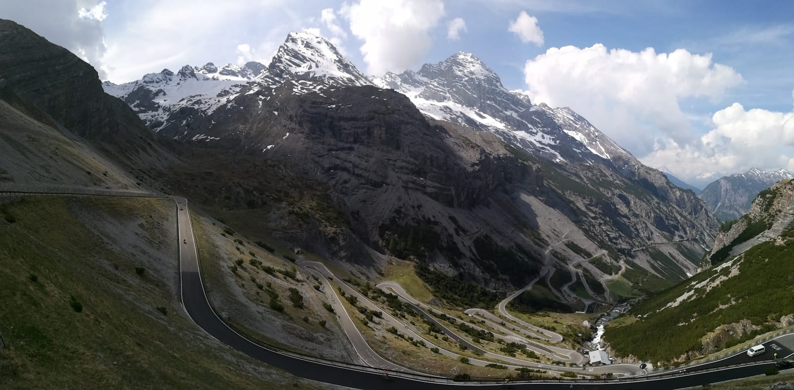 Stelvio-passets berømte serpentinsvinger sett ovenfra, med Ortler-massivets snedekte tinder i bakgrunnen