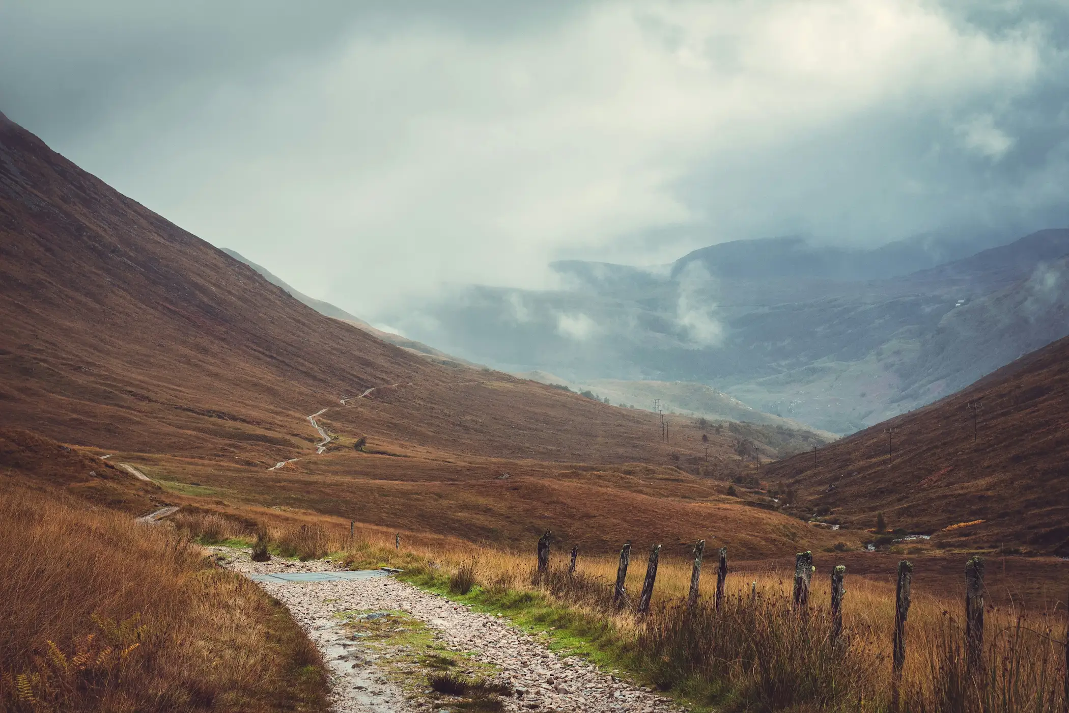 En gravelcyklist på et øde spor i Highlands under en stor skotsk himmel
