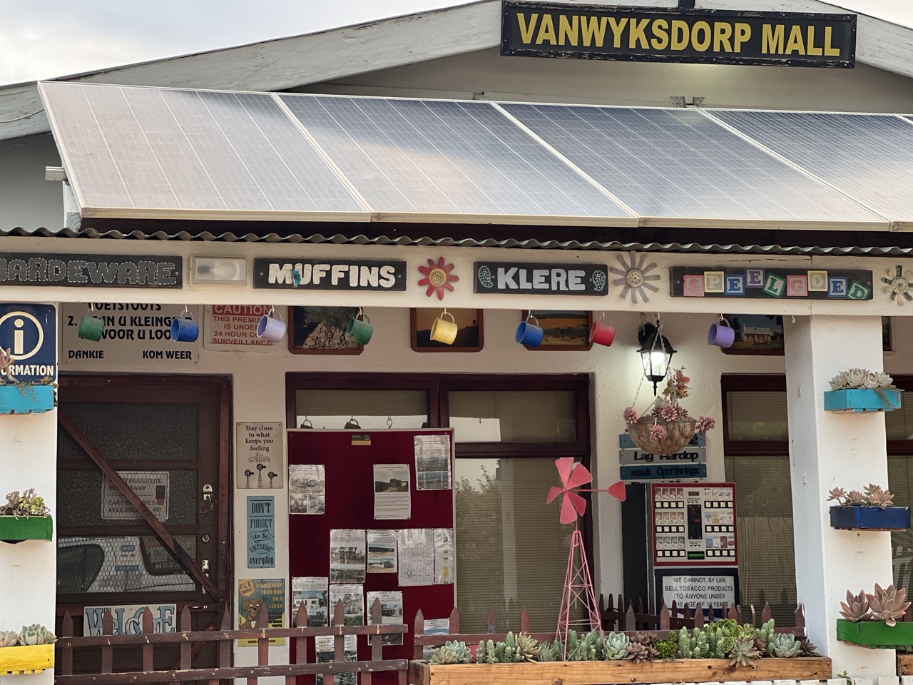 En håndmalt landhandel og kaffebar i en liten Klein Karoo-landsby