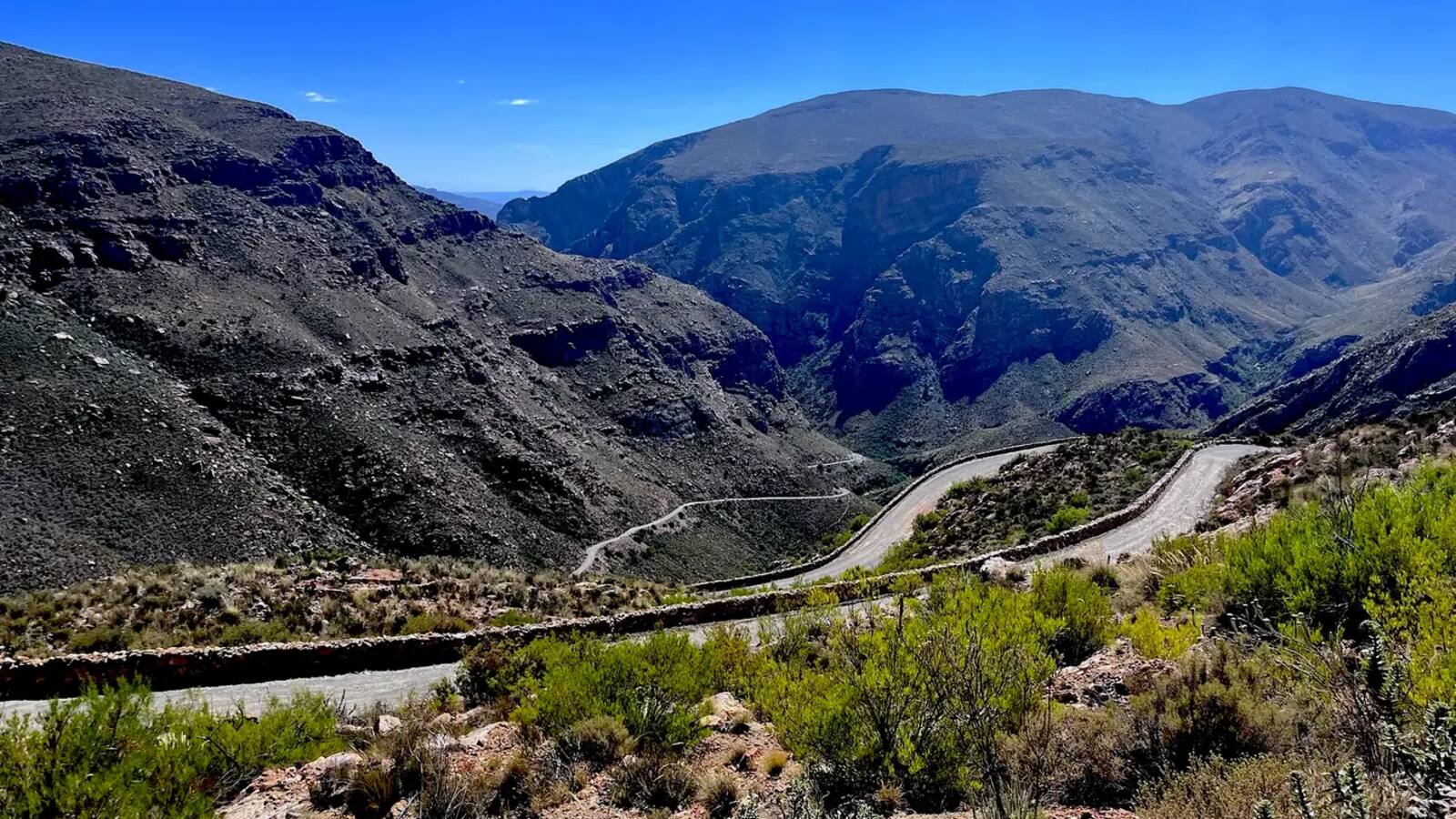 Grusserpentiner op ad Swartberg-passet, holdt oppe af tørmurede støttemure, Western Cape, Sydafrika